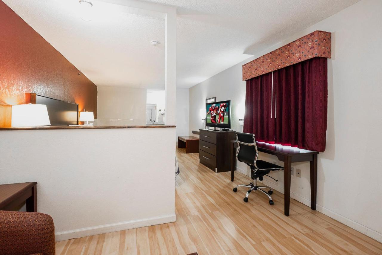 Red Roof Inn & Suites Rom Eksteriør billede