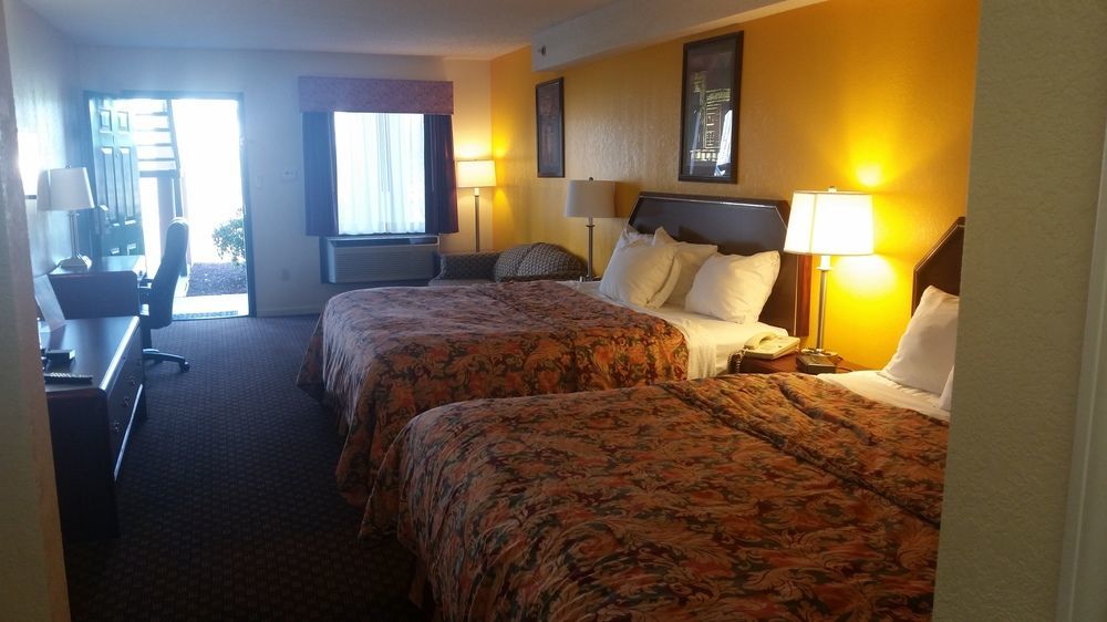 Red Roof Inn & Suites Rom Eksteriør billede